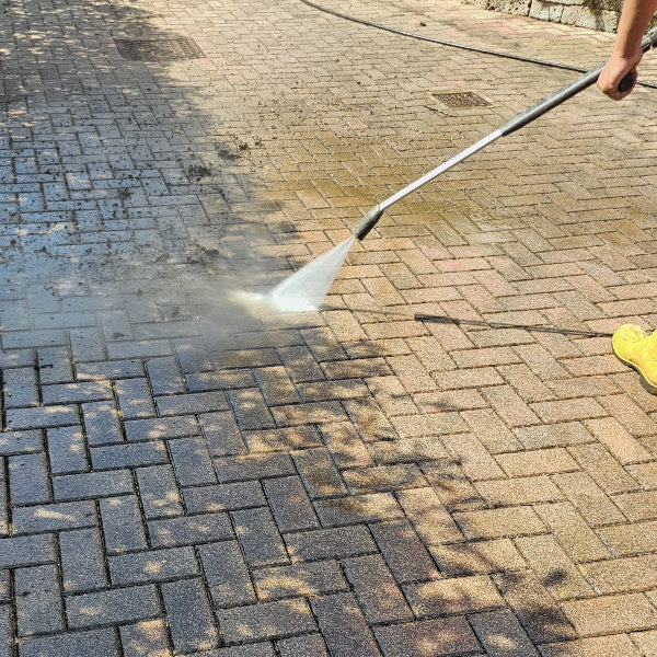 Lavaggio pavimentazione esterne con alta pressione lavaggio per tutti tipi di pavimenti